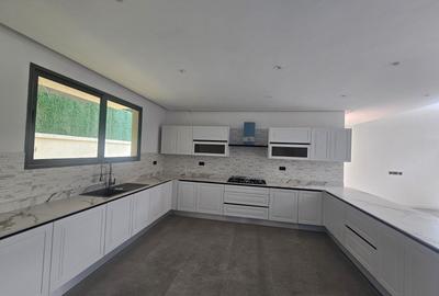 5 Bed House with En Suite in Lavington - 3