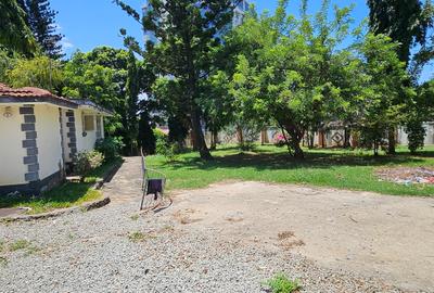 2,500 m² Commercial Property with Parking at Links Rd