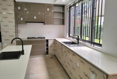 5 Bed Townhouse with En Suite in Lavington