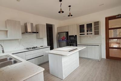 4 Bed House with En Suite in Ridgeways