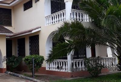 4 Bed House with En Suite at Near Serena Hotel