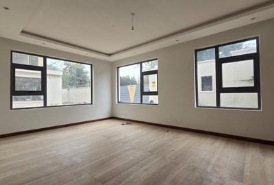 6 Bed House with En Suite in Lavington - 4