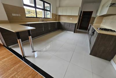 3 Bed Apartment with En Suite in Riverside