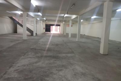28,000 ft² Warehouse with Parking in Industrial Area - 4