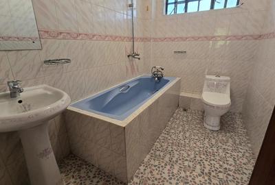 5 Bed House with En Suite in Runda