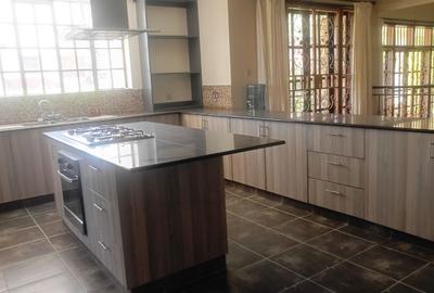 4 Bed Villa with En Suite at Rosslyn Lone Tree - 4