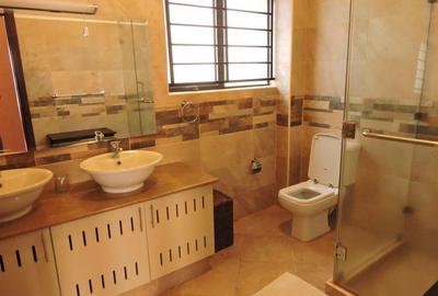 2 Bed Apartment with En Suite at Rhapta Rd