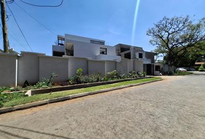 5 Bed Townhouse with En Suite in Lavington - 2