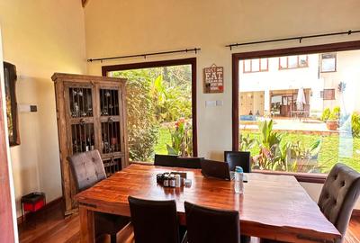 7 Bed House with En Suite in Ridgeways - 4