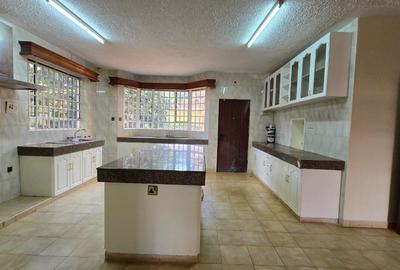 5 Bed House with En Suite in Runda