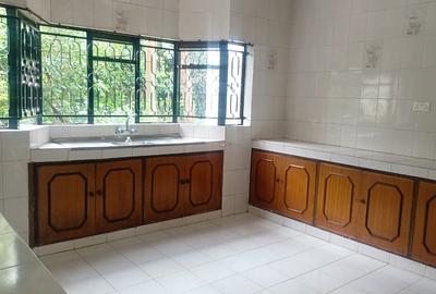 5 Bed House with En Suite in Lavington