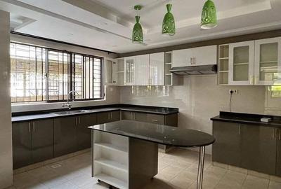 5 Bed Townhouse with En Suite in Lavington - 4