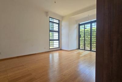 4 Bed House with En Suite in Ridgeways