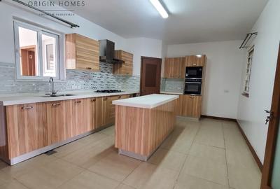 3 Bed Apartment with En Suite at Lavington - 4