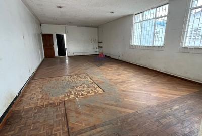 3,500 ft² Warehouse with Parking in Industrial Area