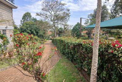 4 Bed Villa with En Suite in Redhill - 3