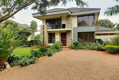 4 Bed House with En Suite in Ridgeways - 2