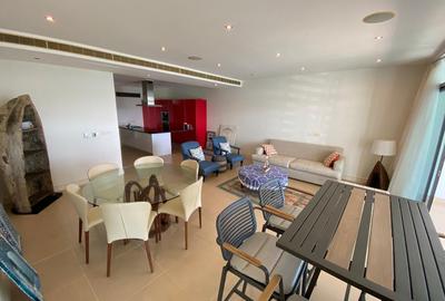 3 Bed Apartment with En Suite at As1930