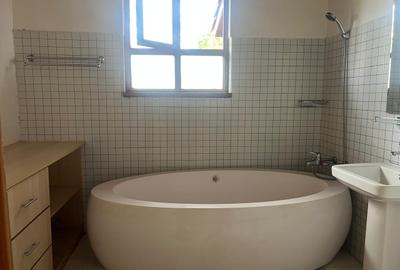 4 Bed Townhouse with Swimming Pool in Ridgeways