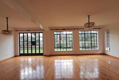 4 Bed House with En Suite in Ridgeways