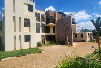 5 Bed Villa with En Suite in Runda - 2