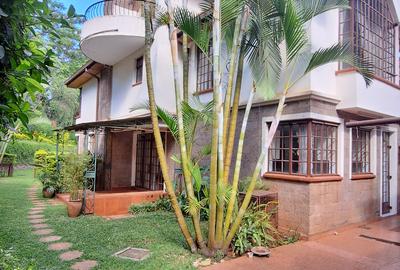 5 Bed Townhouse with En Suite at Lavington Green Area.