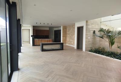 5 Bed House with En Suite in Spring Valley - 2