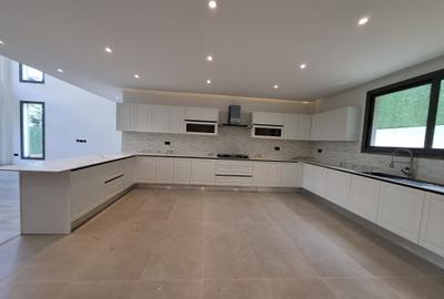 5 Bed Townhouse with En Suite in Lavington - 3