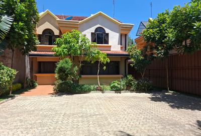 4 Bed Townhouse with En Suite at Close To Un - 3