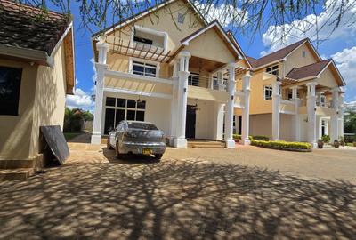 5 Bed House with En Suite in Ridgeways