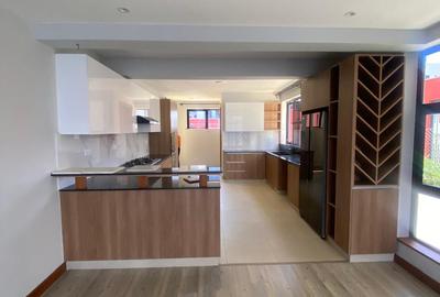 4 Bed House with En Suite in Membley