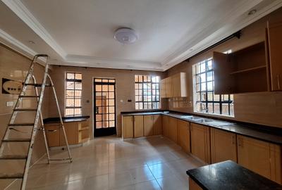 5 Bed Townhouse with En Suite in Lavington