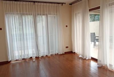 4 Bed House with En Suite in Lavington - 2