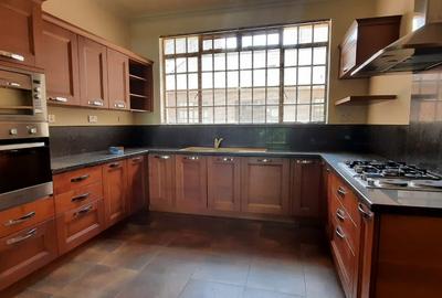 5 Bed Townhouse with En Suite in Lavington