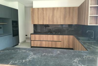 5 Bed Townhouse with En Suite in Brookside - 2