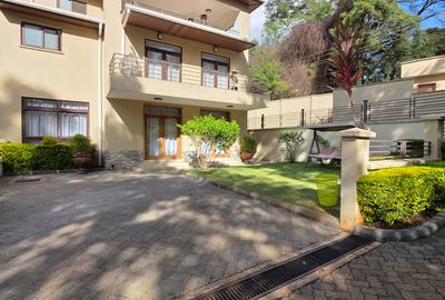5 Bed Townhouse with En Suite at Lavington Green. - 2