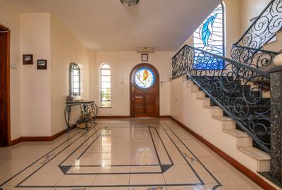 5 Bed House with En Suite in Runda - 2