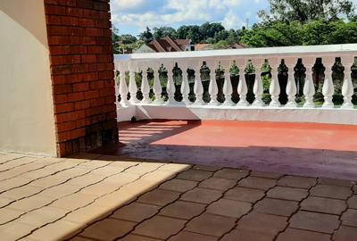 5 Bed House with En Suite in Lavington