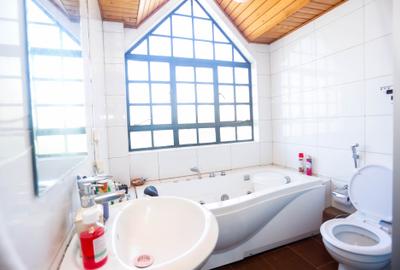 5 Bed Villa with En Suite at Redhill
