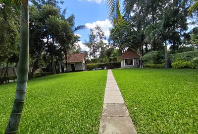 4 Bed House with En Suite in Ridgeways - 4