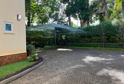 6 Bed House with En Suite in Runda