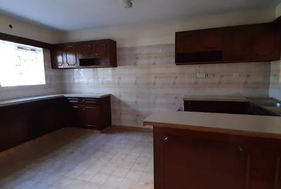 5 Bed House with En Suite in Lavington
