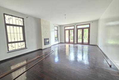 5 Bed Townhouse with En Suite in Lavington - 3