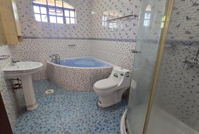 5 Bed House with En Suite in Runda