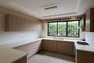 4 Bed Villa with En Suite in Lavington - 3