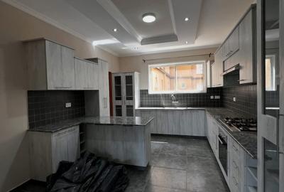3 Bed Apartment with En Suite in Riverside - 3