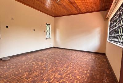 4 Bed House with Garden in Riverside - 2