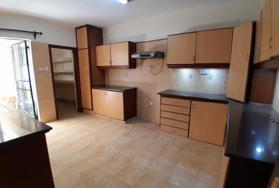 5 Bed Townhouse with En Suite in Lavington - 2