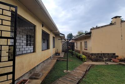 5 Bed House with En Suite at Mountain View Estate - 3