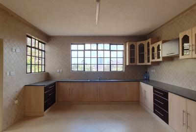 4 Bed Apartment with En Suite at 2Nd Parklands Avenue - 4